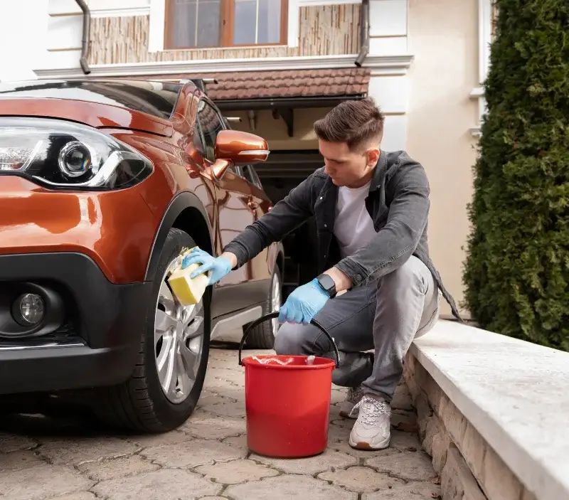 Lavage auto à domicile Durfort-et-Saint-Martin-de-Sossenac : professionnel intervenant sur un véhicule